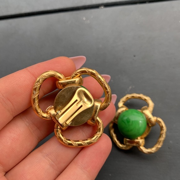 Luxury gold and green stone vintage clip on earrings - Picture 5 of 8